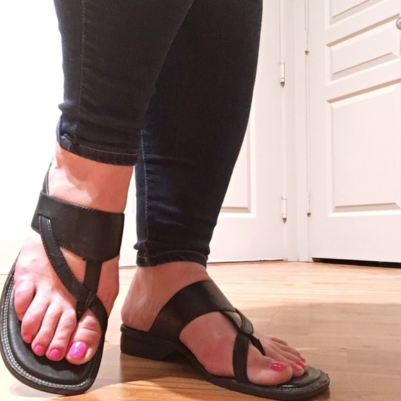 clarks toe loop sandals